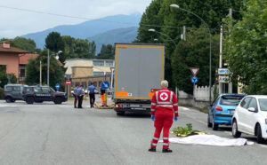 Travolto da un camion, muore un 50enne