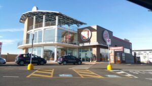 Fanno esplodere la cassaforte del Burger King, è caccia ai malviventi