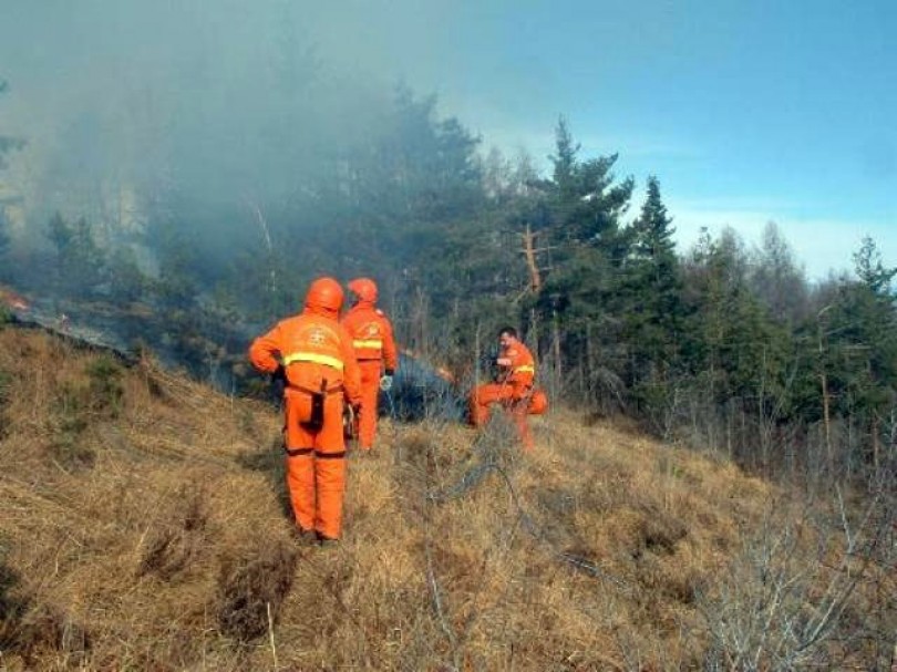 Il vento alimenta i roghi: le fiamme si avvicinano a San Carlo