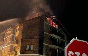 Paura in Valle, il vecchio albergo in fiamme