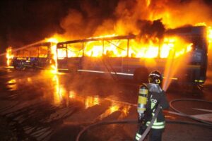 Fermato il piromane dei bus a Ciriè. L’uomo ha confessato ai carabinieri: «L’ho fatto perché non mi facevano salire senza biglietto».