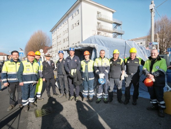 Coronavirus: tenda pneumatica in allestimento davanti all’ospedale di Ciriè