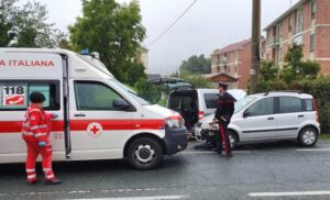 Scontro tra due auto sulla Sp2, divelta la cassetta dei contatori del gas