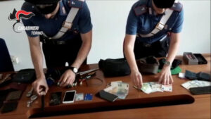 Svaligiavano le case mentre i proprietari erano a letto: arrestati quattro topi d’appartamento – VIDEO