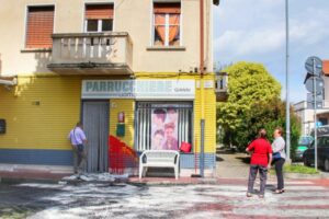 «Questo è un negozio ebreo”: scritta choc davanti al negozio del parrucchiere