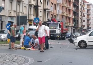 Scontro tra auto e scooter alla rotonda, grave il motociclista