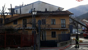 Tetto in fiamme nel centro storico, attimi di paura in paese