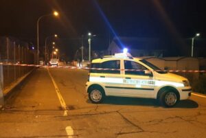 Trovano un petardo per strada e lo accendono, feriti due ragazzini
