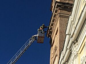 Crollano pezzi di campanile su un’auto parcheggiata: paura a San Francesco