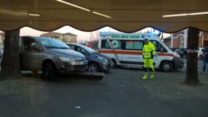 Con l’auto contro la panchina: per fortuna solo spavento