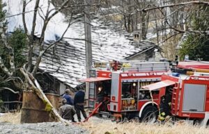 Tetto in fiamme, intossicato un uomo