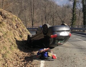 Si ribalta con la propria auto, ferita una donna