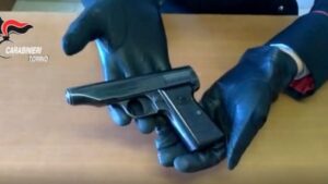 Deteneva una pistola illegalmente, architetto 56enne in manette