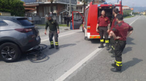 Travolto da un’auto, ciclista finisce al pronto soccorso