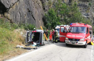Perde il controllo della propria vettura e si ribalta: automobilista in ospedale