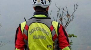 Esce a cercare funghi e cade dal sentiero: morto un 82enne