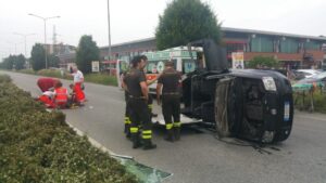 Scontro tra una Fiat Panda e una 500, feriti due anziani
