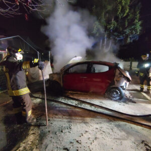 Auto in fiamme nel cuore di Mappano, accertamenti sulle cause