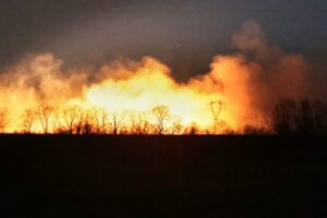 Vasto incendio in corso nella zona dell’ex poligono militare