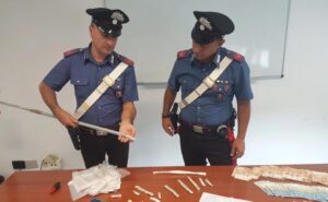 Nasconde la droga nel manico della scopa, arrestato un 47enne