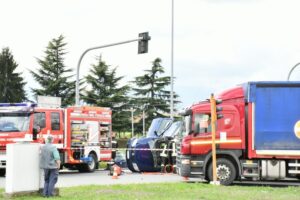 Frontale tra due auto sulla provinciale tra San Maurizio e Caselle: 3 feriti