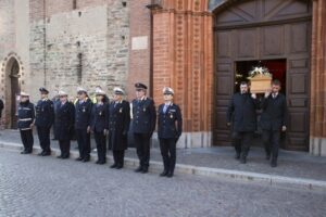 Il picchetto d’onore dei suoi colleghi vigili per Gian Marco, “vittima della violenza social”