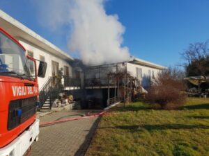 Incendio in un’abitazione a Fiano: i vigili del fuoco evitano il peggio