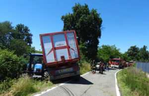 Trattore finisce fuori strada, due i feriti