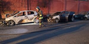 Incubo piromane nella Reale: cinque auto in fiamme