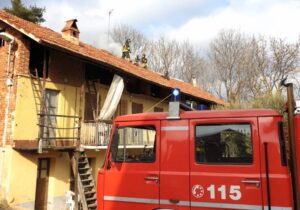 Canna fumaria in fiamme, spavento tra i residenti