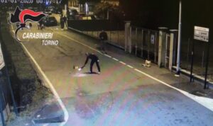 Bimbi mutilati dal petardo a Nole, le immagini delle telecamere mostrano che chi li ha posizionati sapeva della pericolosità degli ordigni