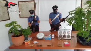Fucili e stupefacente in casa: arrestato 26enne di San Francesco
-VIDEO-