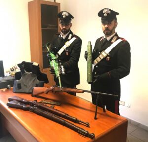 Fucili e carabine nascosti in due cascine, arrestati due incensurati: le armi inviate al Ris di Parma