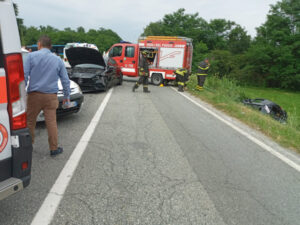 Scontro con il bus di linea: auto nella scarpata e due feriti