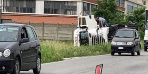 Cede il ciglio della strada, camion si ribalta sulla sp40