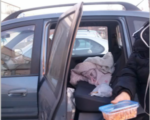 Minaccia il sindaco e poi “assalta” il Comune facendo danni con una mazza e una latta di vernice