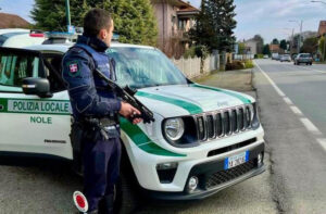 Non si ferma all’alt della Polizia locale, 37enne finisce nei guai