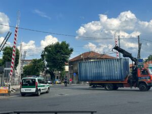 Camion agganciato alla linea elettrica del passaggio al livello, traffico ferroviario ripristinato