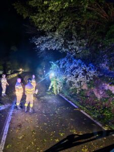 Nubifragio su Ciriè: alberi caduti, case scoperchiate e tegole in strada