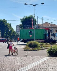 Camion danneggia la linea elettrica della ferrovia: di nuovo…
