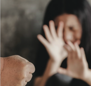 Codice rosso: 15 minuti in balia di due uomini ubriachi e violenti ma le due malcapitate regiscono e li denunciano