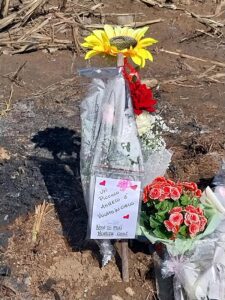 Tragedia di San Francesco al Campo: fiori e peluche dove è morta Laura