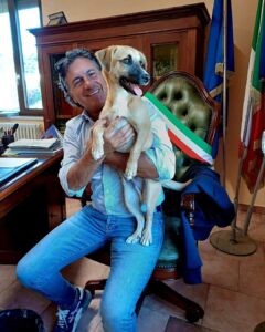 Un giorno in Comune col sindaco per Coco, meticcio che si era  perso a Rocca
