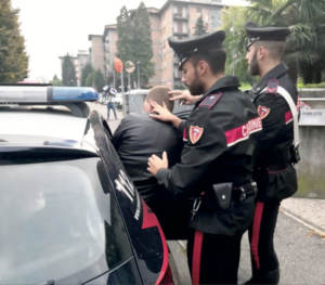 Getta nei giardinetti lo zaino con hashish e cocaina