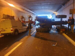 Trattore si ribalta nel sottopasso a Borgaro: un ferito e traffico bloccato