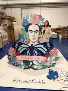 Il pop up più grande del mondo (con l’effige di Frida Kahlo) per battere il record ed aiutare i bimbi vietnamiti