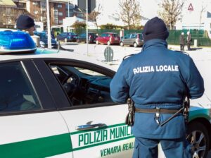 Atti osceni all’uscita della scuola: fermato un 50enne