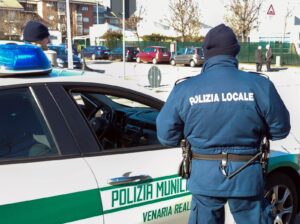 Atti osceni all’uscita della scuola: fermato un 50enne