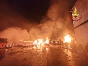 Incendio a Borgaro, a fuoco tonnellate di legname
