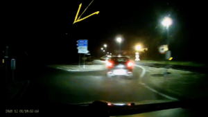 Lo strano oggetto volante registrato dalla dashcam di un auto -VIDEO-